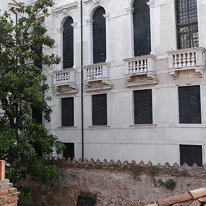 https://ca-lazzarini.hotelinveneto.com
